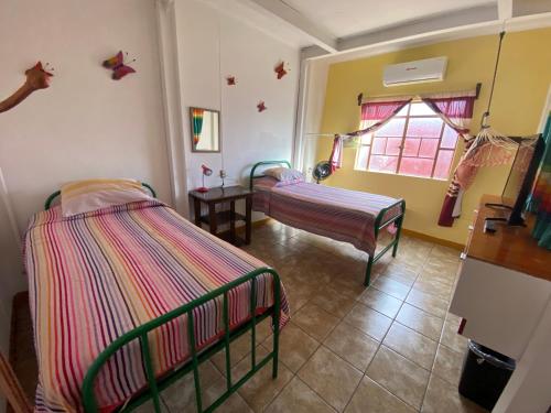 Standard Twin Room with Shared Bathroom image 1