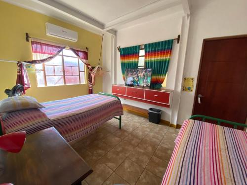 Standard Twin Room with Shared Bathroom image 2