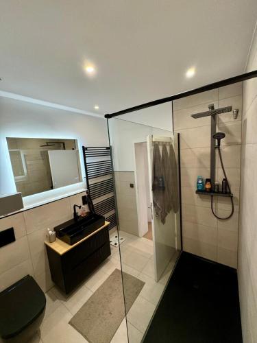 Bathroom, Stylish 3-room apartment, centrally located in Riedstadt
