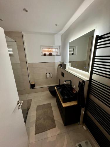 Bathroom, Stylish 3-room apartment, centrally located in Riedstadt