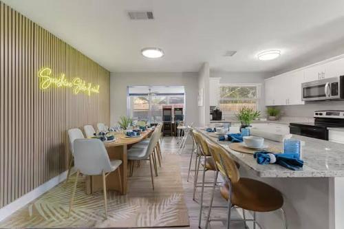 keuken, Seminole, 10 min to beach, Back yard fun, Pool & Spa STR26-00348 in Seminole (FL)