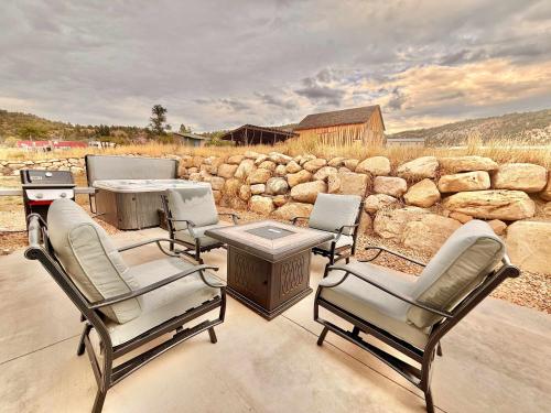 Entire Duplex near Zion with 2 hot tubs sleeps 9 - image 7