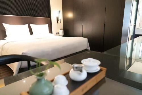 Deluxe Family Suite with One King Bed and One King Sofa Bed room in Eastern House Xi'an