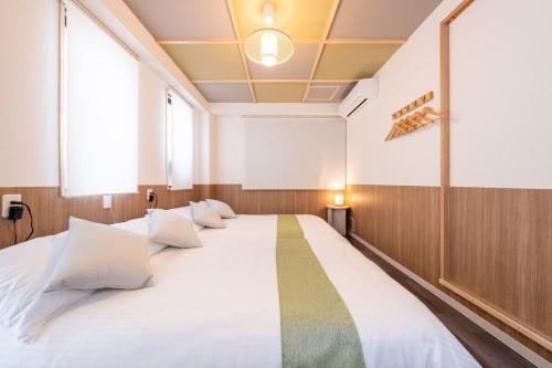 5階 ホテル鶴 道頓堀に位置する宿 ベッド9台 シャワー2台 観光に最適