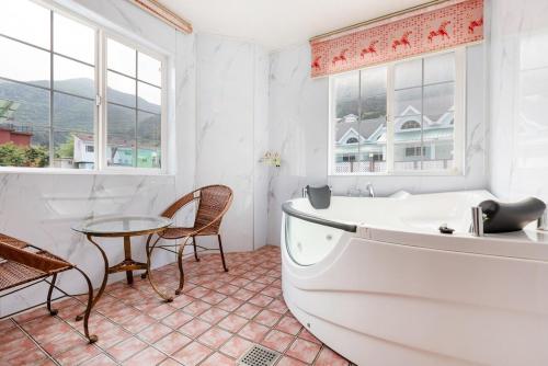 room detail thumbnail 2