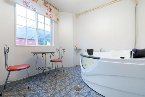room detail thumbnail 2