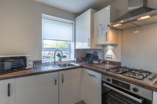 Facilities, Walk to Liverpool Airport - Luxury Stay with EV Charge - Fast WiFi in Liverpool Airport