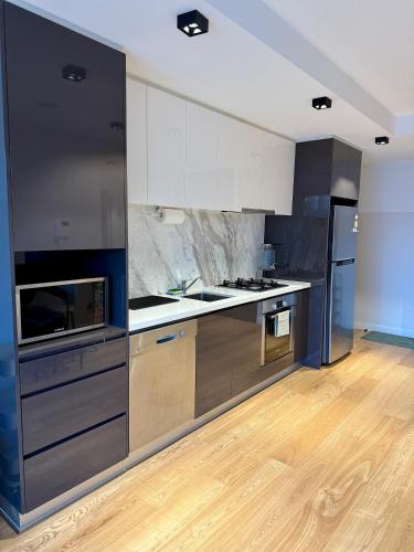 Modern 2 Bed 2 Bath Apartment with Parking opposite Westfield Doncaster in Doncaster