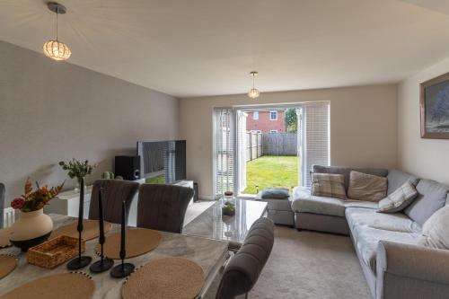 Walk To Airport - 3 Bedrooms x2 Driveway - EV Charging - Washer & Dryer, Liverpool (photo 3)