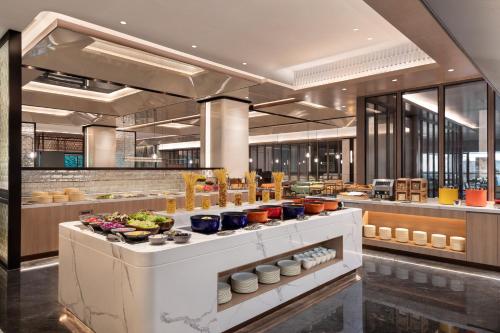 Food and beverages, Holiday Inn & Suites Shanghai Changfeng near ShangShi Cu CaiGuan