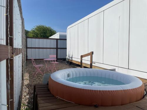 Flatonia Glamping Retreat - Getaway Resort - 2Bedrooms, 2 Queen Beds in Flatonia (TX)