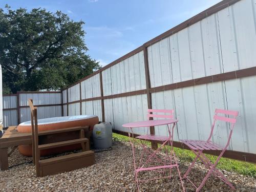 Flatonia Glamping Retreat - Getaway Resort - 2Bedrooms, 2 Queen Beds in Flatonia (TX)