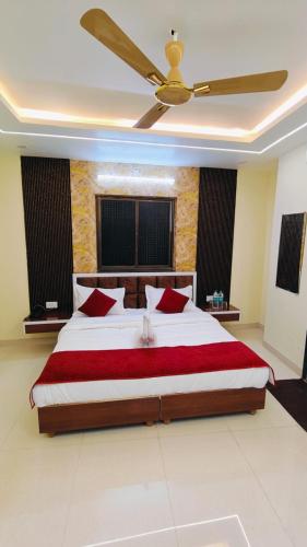 . Hotel Kiran Palace and Mahi Galaxy