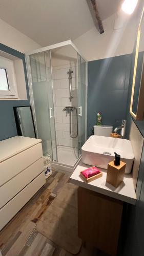 Studio independant dans villa near Scarparo le Bluegreen
