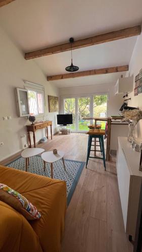 Studio independant dans villa near Scarparo le Bluegreen