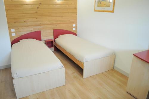 2 twin beds, 1 sofa bed