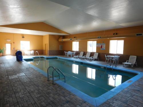 Бассейн , Days Inn & Suites by Wyndham Cedar Rapids in Коллинс