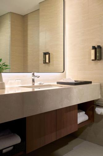 Deluxe Double or Twin Room image 2