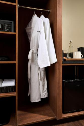 Deluxe Double or Twin Room image 9