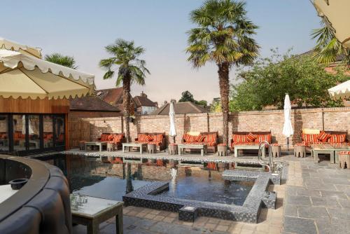 ระเบียง/ชานเรือน, เครซีแบร์ โฮเต็ล เบคอนฟิลด์ (Crazy Bear Hotel Beaconsfield) in เบรคคอนสไฟล์