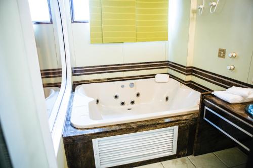 Suite with Hot Tub room in Elegance Praia Hotel