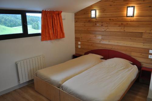 5 twin beds, 2 sofa beds
