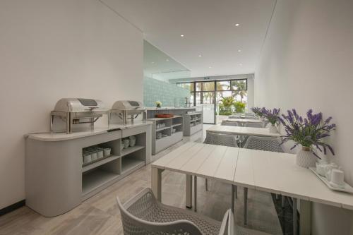 Restaurant, PCA Hotel 2 - Vinhomes Ocean Park in Gia Lam