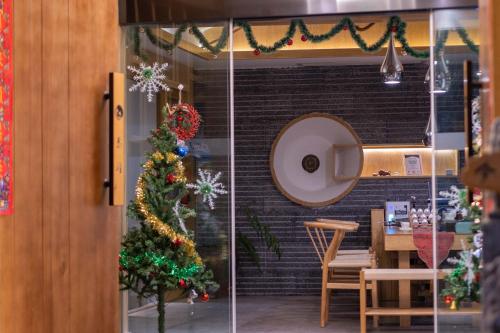 Lijiang MuYa Chinese Courtyard Hotel with Water View - image 2