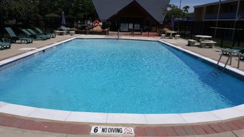 Swimming pool, Crystal Inn - Neptune in Neptune (NJ)