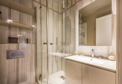 Four Saint Germain - Elegant & Spacious 3 BDR Apartment in the Heart of Saint Germain - image 3