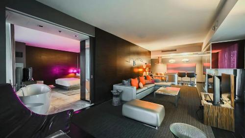 1 Bedroom Balcony Collection Living Room & Jet Tub Bath - StripSuite Palms Place Hotel, Resort & Casino - NO RESORT FEE, Las Vegas (photo 7)
