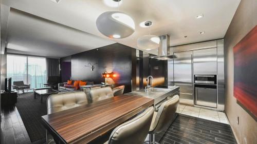 1 Bedroom Balcony Collection Living Room & Jet Tub Bath - StripSuite Palms Place Hotel, Resort & Casino - NO RESORT FEE, Las Vegas (photo 8)