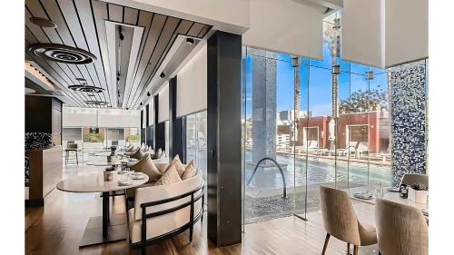 1 Bedroom Balcony Collection Living Room & Jet Tub Bath - StripSuite Palms Place Hotel, Resort & Casino - NO RESORT FEE, Las Vegas (photo 10)