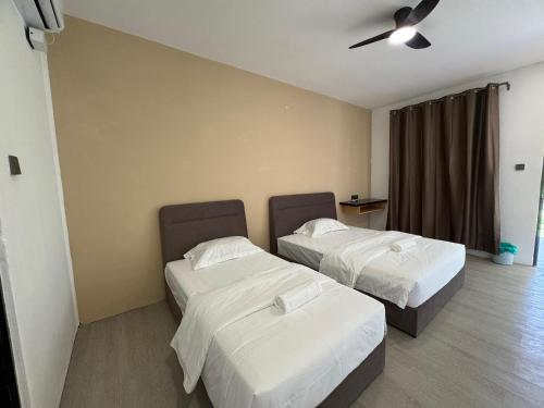2 twin beds