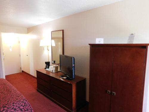 Days Inn & Suites by Wyndham Cedar Rapids