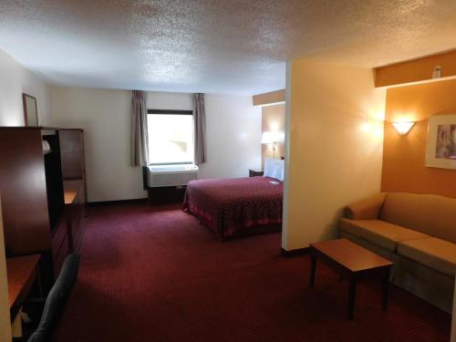 Days Inn & Suites by Wyndham Cedar Rapids - image 11