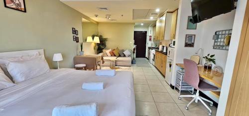 Close to METRO Charming Studio w/Lake Views. Dubai 