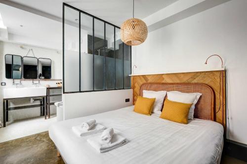 Stylish and sunny 7BD with garden for 17 guests! - image 13