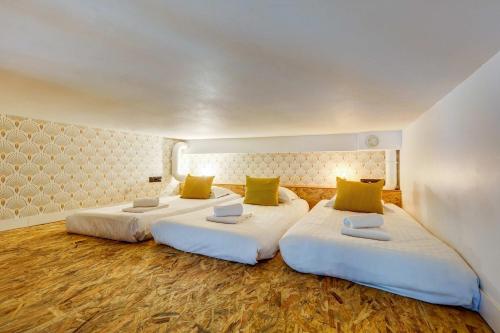 Stylish and sunny 7BD with garden for 17 guests! - image 2