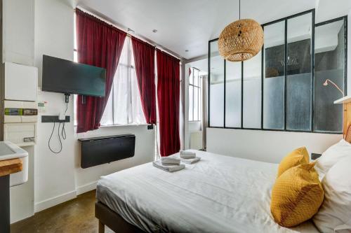 Stylish and sunny 7BD with garden for 17 guests! - image 4