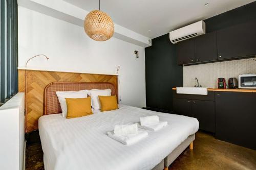 Stylish and sunny 7BD with garden for 17 guests! - image 7