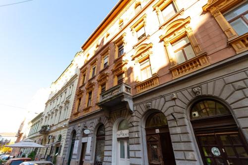 Danube Side Oasis w 2BDR In a Pedestrial Street - image 10
