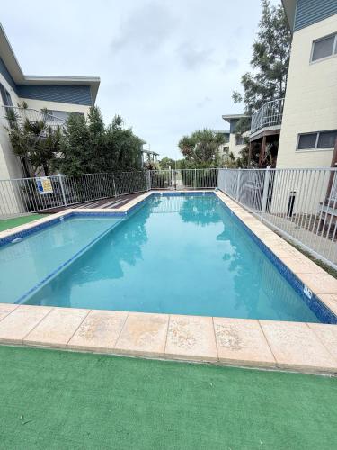 สระว่ายน้ำ, Emu Park Beach Motel in เยพพูม