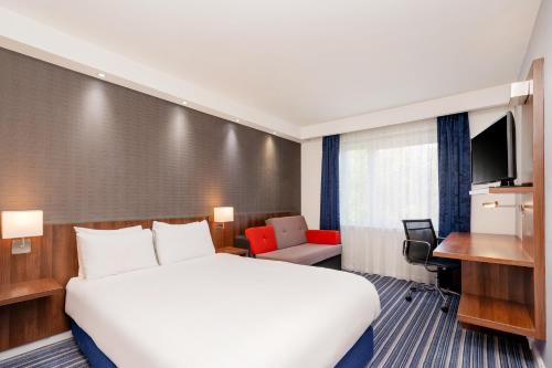 Holiday Inn Express Cambridge Duxford M11 Jct 10 an IHG Hotel - image 4