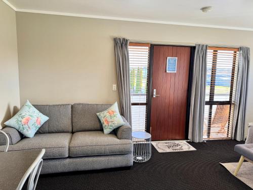 Premier One-Bedroom Suite with Spa Bath image 3