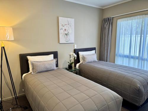 One-Bedroom Suite with Spa Bath image 1