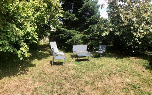 Сад, Maison spacieuse et paisible - 4 chambres, parking, wifi in Бур-сюр-Ивет