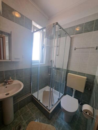 Two-Bedroom Apartment with Sea View and Balcony image 4