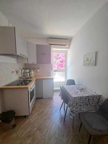 Two-Bedroom Apartment with Sea View and Balcony image 5