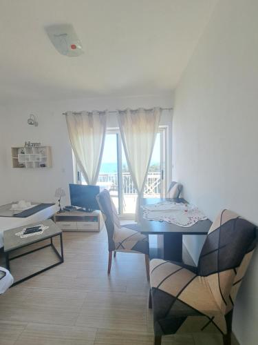 Comfort One-Bedroom Apartment with Sea View  image 2